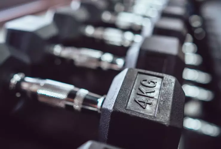 Le arranca el dedo a mujer en gimnasio