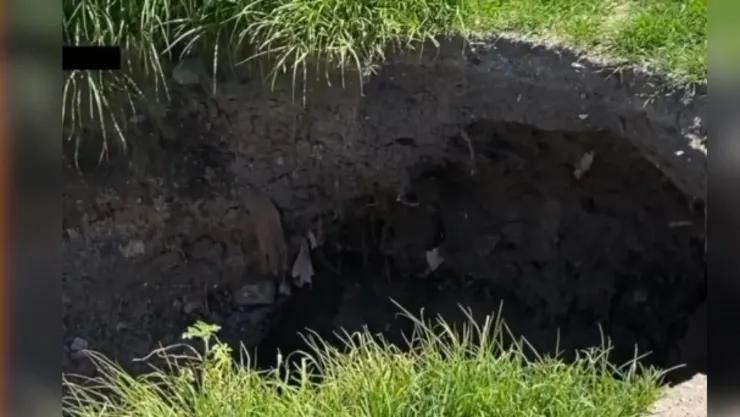 Socavón se abre en Río Guanajuato, Irapuato