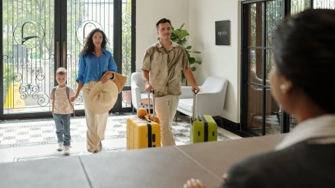 Una familia ingresa a un hotel