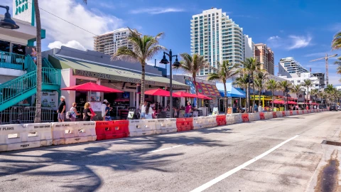 Personas caminando en el centro de Fort Lauderdale