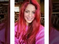 Shakira selfie con cabello rojo.jpg