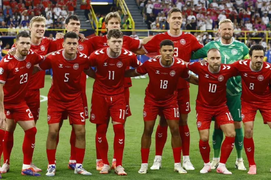 Foto grupal de Dinamarca vs Alemania.jpg