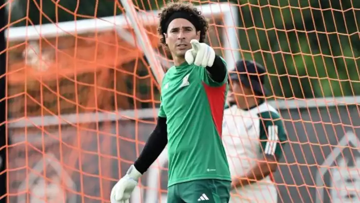 Aficionado da regalo a Memo Ochoa valuado en más de 20 mil pesos