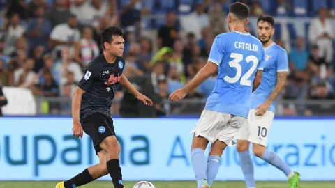 Hirving Lozano en un juego con el Napoli