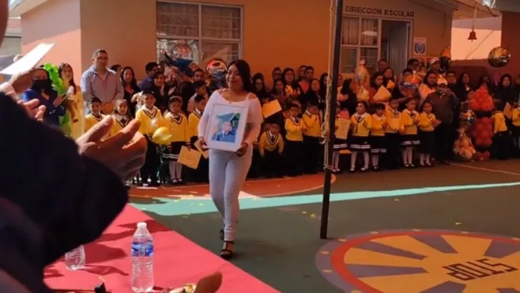 VIDEO Mamá recibe en la graduación diploma de kínder de su hijo fallecido