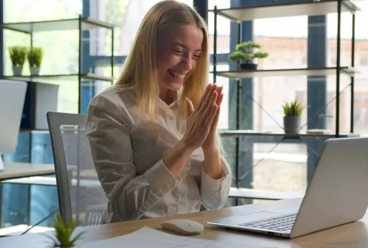 una mujer contenta al ser contratada por una empresa laboral