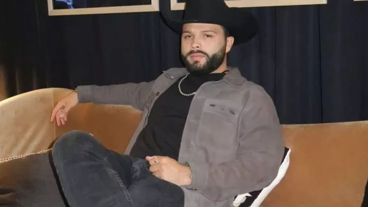 Leonardo Aguilar vende boletos para su concierto en un puesto de gorditas.