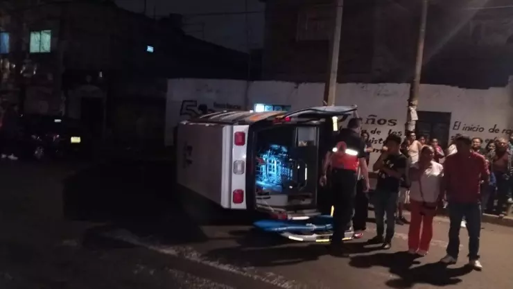 Volcadura de ambulancia en Azcapotzalco