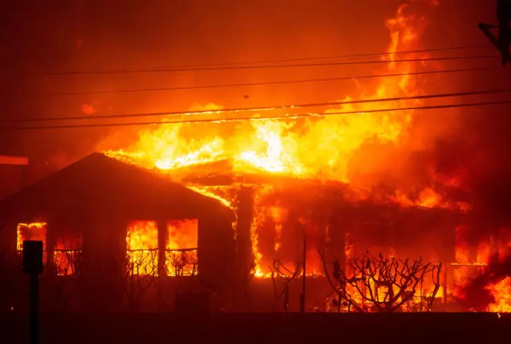 Las autoridades no han podido apagar los incendios en Los Ángeles, California.