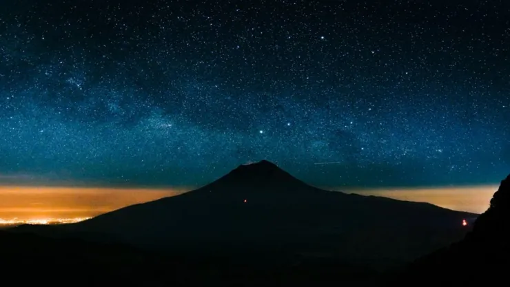 VIDEO: ¿OVNIs o satélites? Captan a objetos luminosos en el volcán Popocatépetl en la madrugada