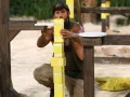 Al extraer los cubos, deberán armar un rompecabezas vertical.