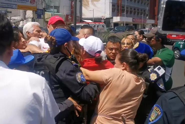 Se suscita riña entre policías y comerciantes del mercado Juárez en alcaldía Cuauhtémoc