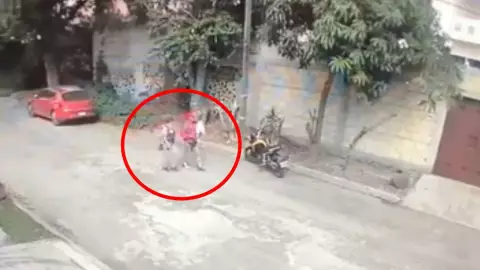 VIDEO_ Así fingen llevar bebé en brazos para robar motocicleta