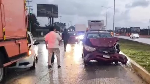 ¡ÚLTIMA HORA! Se reporta accidente múltiple en el Boulevard Colosio que generan tráfico en Cancún; esto se sabe