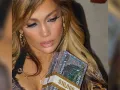 JLo con cartera de dinero..jpg