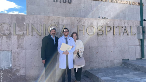 Luis Abraham Reyes tras finalizar el internado en la UMF 11 del IMSS en Chihuahua