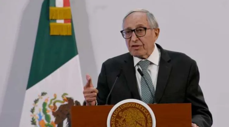 Secretario de salud en conferencia