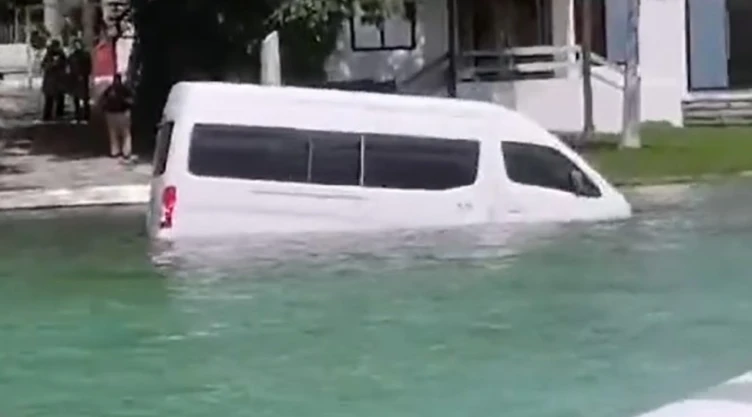 Camioneta de turistas cae en Laguna de 7 colores en Bacalar, Quintana Roo