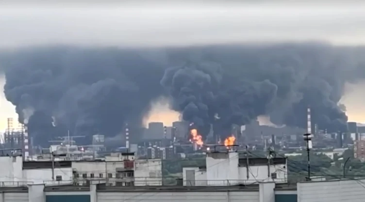 Nube negra tras ataque de Ucrania a refinería en Rusia