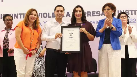 Mauricio Vila entrega Distintivos Violeta a favor de las mujeres