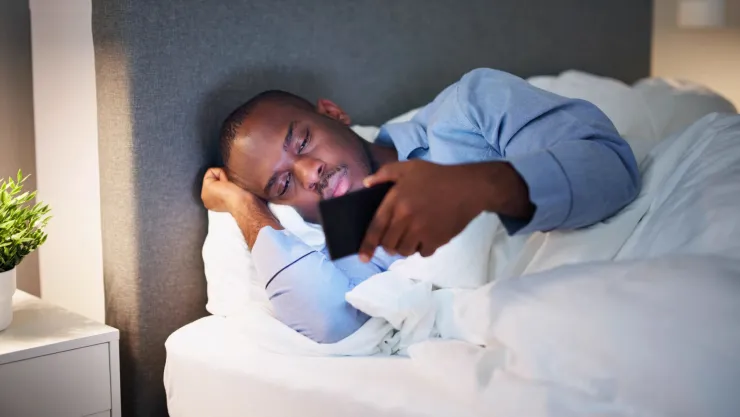 ¿Por qué es malo dormir con el celular cerca? Esto dicen los expertos