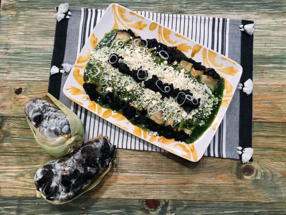 crepas de huitlacoche con salsa poblana, cocineros mexicanos, tv azteca