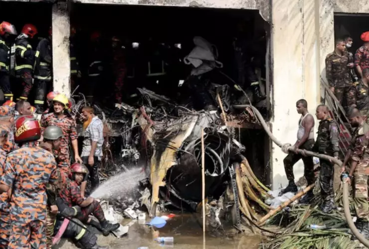 Avión se estrella contra escuela en Bangladesh; reportan 18 muertos