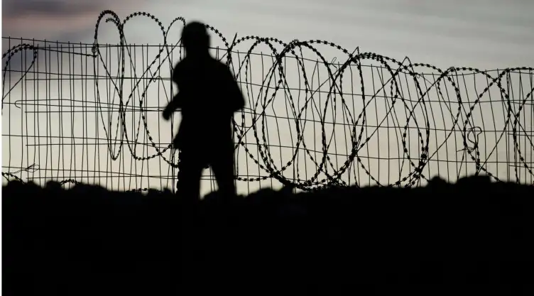 Un colono israelí en las afueras de la ciudad cisjordana de Taybeh.