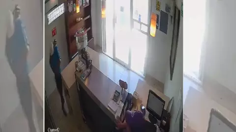 VIDEO_ Empleada de pastelería encierra a ladrón en establecimiento