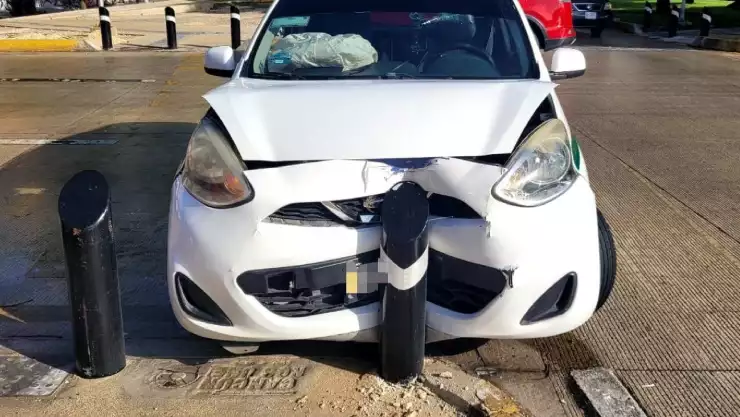 Taxista se estrella contra bolardo en Cancún y sufre accidente HOY.jpg