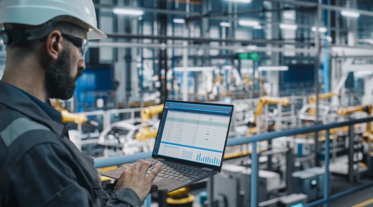 Un hombre trabajando en industria