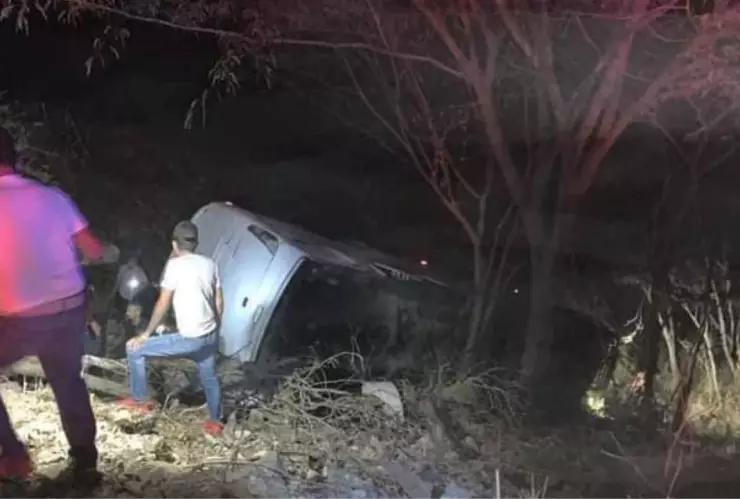 Camión se accidente en Tepic - Puerto Vallarta