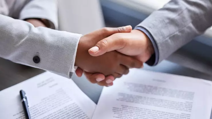 dos manos se saludan con un tono de aprobaci&oacute;n