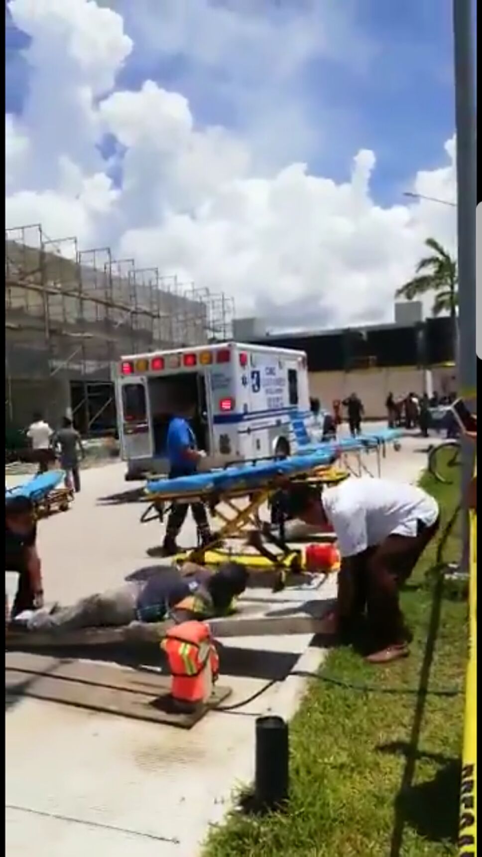 Derrumbe de construcción deja un muerto y 16 lesionados en QRoo