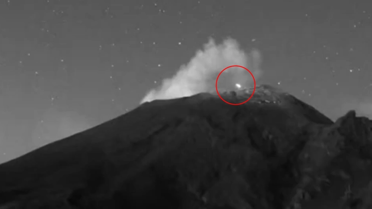 VIDEO: Captan MISTERIOSA LUZ saliendo del cráter del volcán Popocatépetl