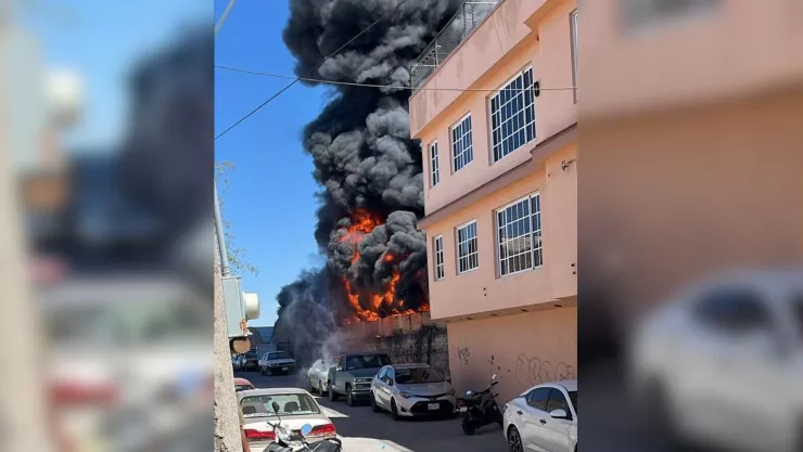 ÚLTIMA HORA Reportan FUERTE incendio en taller de vehículos pesados en San Juan de los Lagos