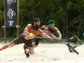 Comienzan los primeros enfrentamientos, Lobo y Edwin pelean por esa pelota.