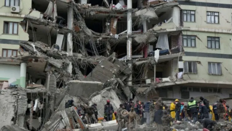 Miles de muertos en terremoto en Turquía