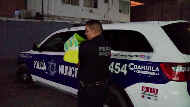 Bebé fue rescatado en fiesta por policías de Torreón; su abuela, que lo ‘cuidaba’, estaba intoxicada y alcoholizada