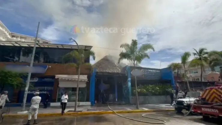 Incendio en el restaurante Wahoo en Acapulco