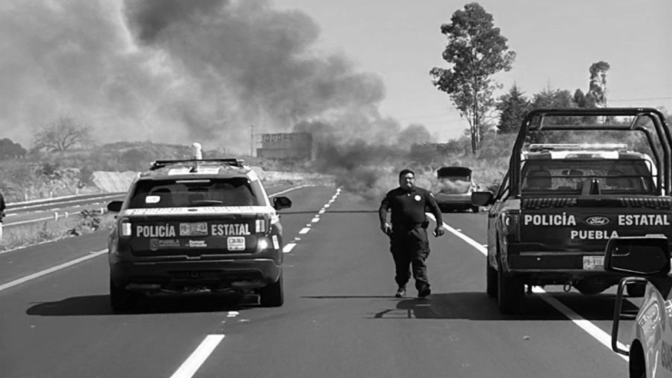 Se incendia camioneta donde viajaba familia en autopista Atlixco-Puebla