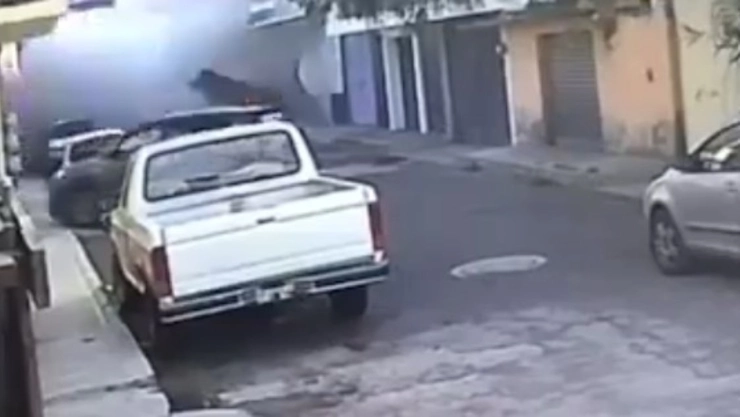VIDEO: Captan momento exacto de explosión de dos tanques de gas en Hidalgo; destroza casas y deja heridos. En la imagen se observa cómo una camioneta se detiene tras la explosión de una casa en Pachuca, Hidalgo.