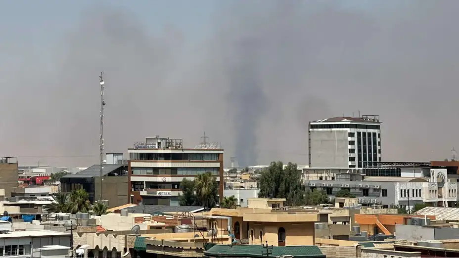 Columnas de humo cerca de una base militar de EU en Irak.