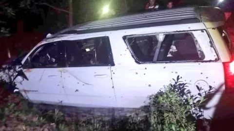 Las autoridades encontraron dos camionetas baleadas, las cuales fueron aseguradas.