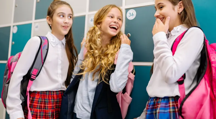 ¿Por qué hay personas que explotan de la risa durante una conversación, según psicólogos?
