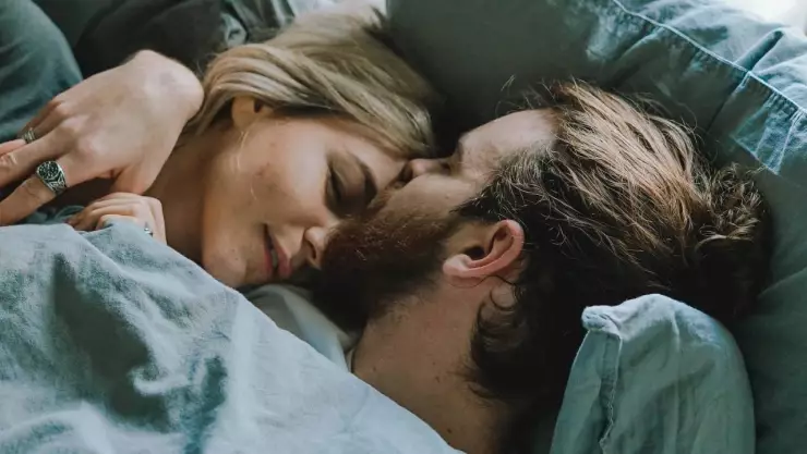 ¿En qué posición duermes con tu pareja? Esto habla de tu relación
