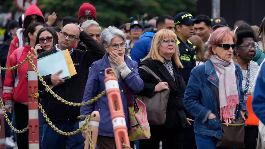 Personas afuera de la embajada de EU en Bogotá, Colombia.