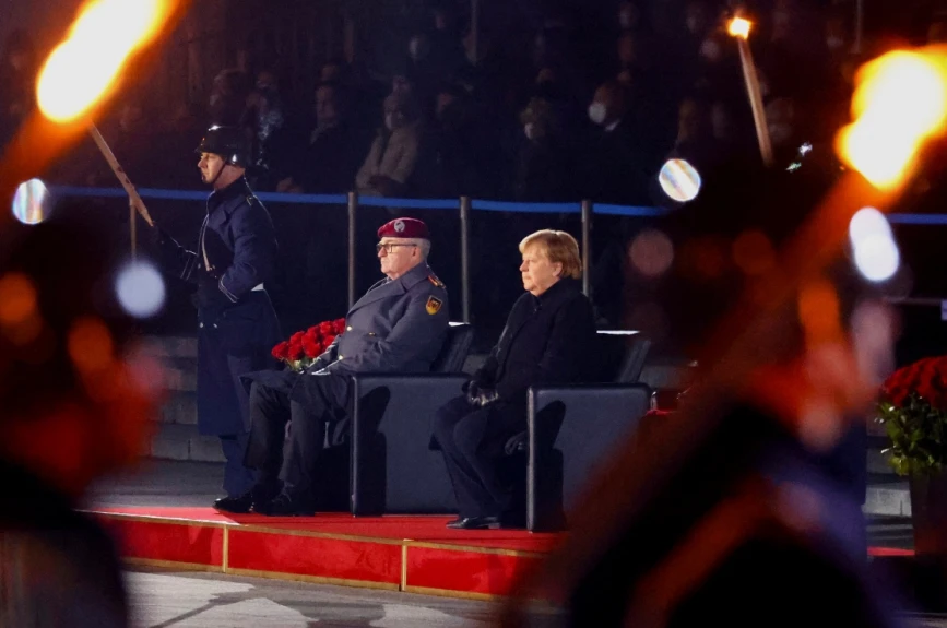 Angela Merkel disfruta la ceremonia militar de despedida