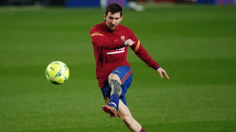 Lionel Messi regal&oacute; playera a fan&aacute;tico en el Camp Nou
