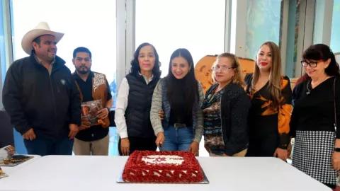 Un grupo de emprendedores celebrando el segundo aniversario del proyecto Tienda de Productos Rurales